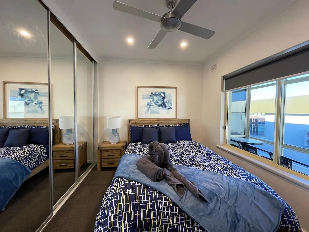 Beach Apartment 22 Esplanade Sea-Views Glenelg