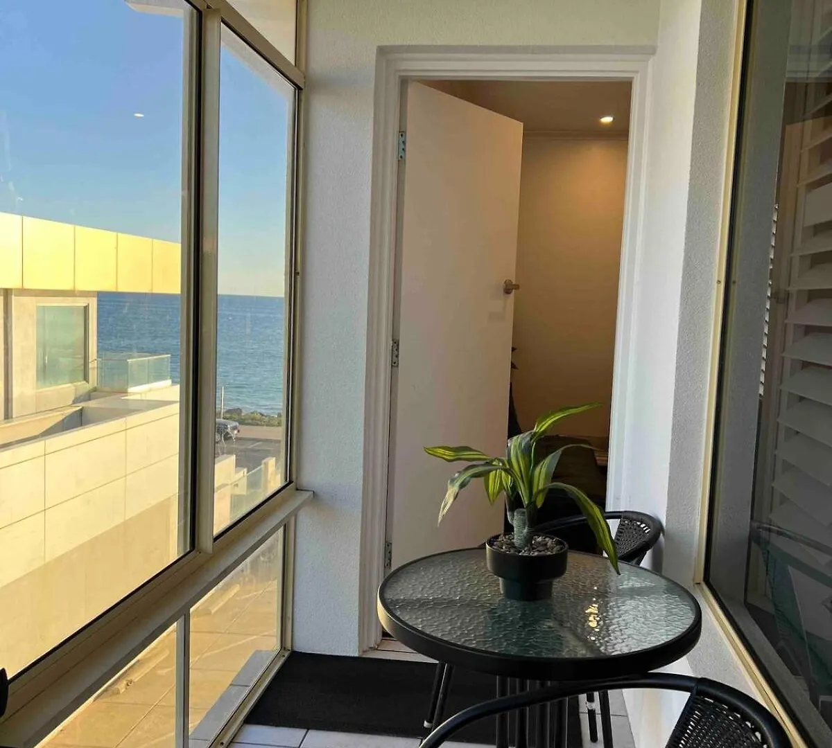 Beach Apartment 22 Esplanade Sea-Views Glenelg